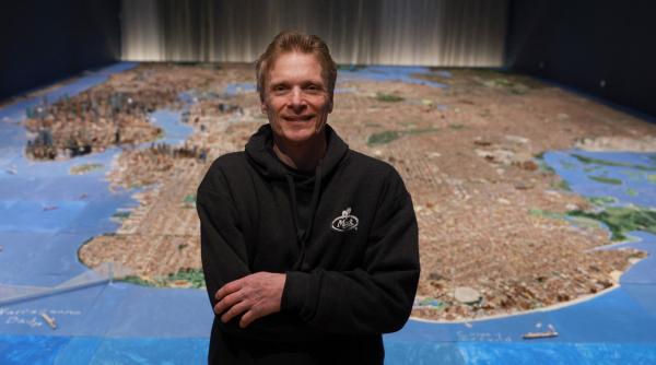 un sofer de tir a construit o macheta imensa a orasului new york in 21 de ani intr un subsol acum un muzeu expune little apple