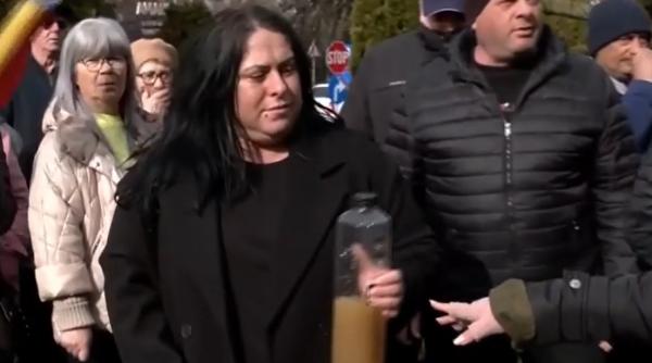 apa apa apa oamenii disperati din curtea de arges au iesit din nou la protest au adus sticle cu apa plina de mal de la robinet