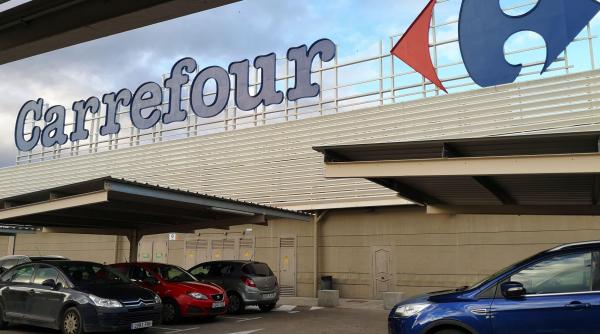 carrefour isi vinde afacerile din romania cine sunt cei doi romani care cumpara reteaua de supermarketuri