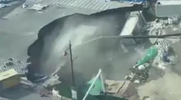 momentul dramatic in care un crater urias inghite un drum intens circulat din shanghai a fost surprins de camerele de supraveghere