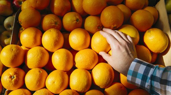 Portocale pline de pesticide, vândute în marile magazine din România: La raft aveau altă etichetă. 12 persoane duse la audieri