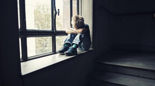 Un copil a fost abuzat sexual de alți copii pe un câmp, și a fost filmat. Toată lumea a văzut imaginile, nimeni nu a mișcat un deget