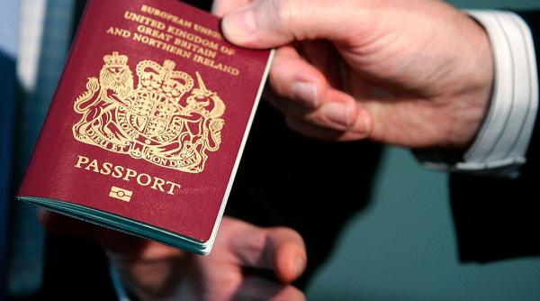 Cetățenii britanici cu dublă cetățenie nu vor mai putea intra în Regatul Unit după 25 februarie fără pașaport britanic