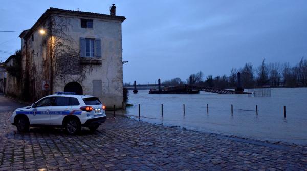 Furtuna Nils a provocat decese, inundații majore și pene masive de curent în Franța