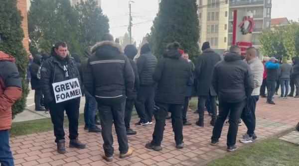 Minerii au ieșit în stradă în Gorj, înainte de protestul din București: "Cei 700 de lei din tichete de masă sunt mană cerească!"