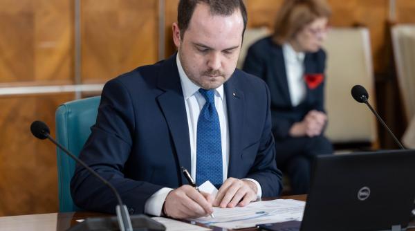 ministrul rogobete vrea ca medicii care lucreaza la stat dar se duc la cabinetele din privat in timpul programului sa fie dati afara