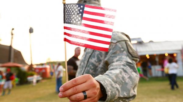 Povestea emoţionantă a unei fetiţe afgane. Un soldat american a reuşit să o adopte împreună cu soţia lui 