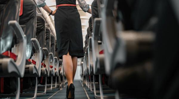 Cum s-a îndrăgostit o stewardesă de un pasager chiar după un moment stânjenitor în avion. Acum sunt căsătoriți