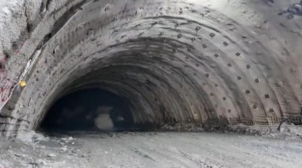 lucrarile pe cel mai dificil tronson al autostrazii sibiu pitesti avanseaza a inceput constructia tunelului boita cornetu