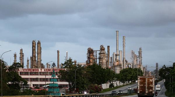 SUA a autorizat giganții petrolieri care vor putea relua operațiunile în Venezuela. „Embargoul e practic încheiat”