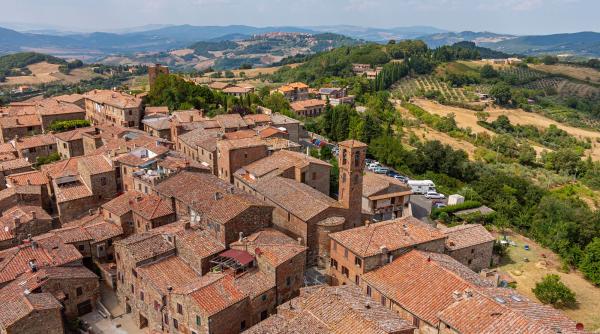 un american a platit 1 milion de euro pe o casa in toscana si s a mutat cu familia in italia o singura vizita in acest sat l a convins