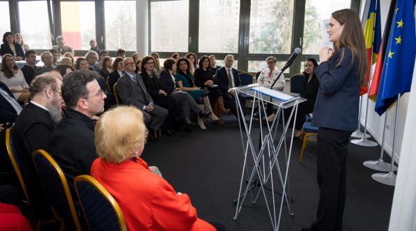 Copiii români din Bavaria ar putea învăța limba română la școală. Anunțul ministrului Oana Țoiu