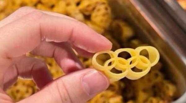 Pastele de forma cercurilor olimpice au devenit virale. Sportivii din Satul Olimpic le laudă pe rețelele sociale