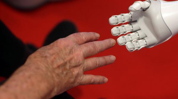 „Poate sunt naivă, dar o iubesc”. Ca să nu plece din casa ei la azil, o femeie de 85 de ani a ales să trăiască alături de un robot