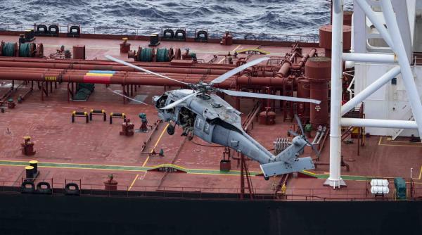 SUA au mai sechestrat un petrolier în Oceanul Indian. Imagini cu trupe speciale americane care debarcă la bordul navei