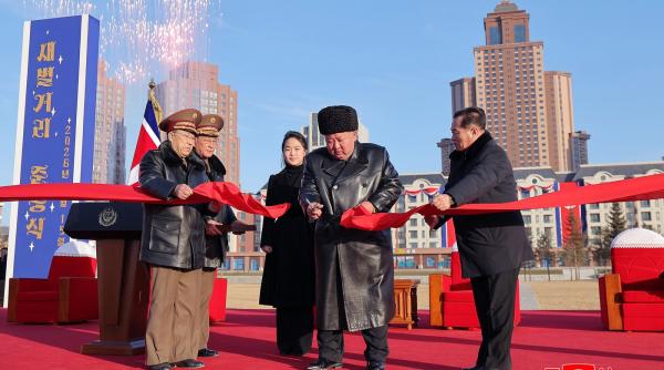 Kim Jong Un și fiica lui au inaugurat un nou cartier rezidențial în Phenian, pentru familiile soldaților morți în războiul din Ucraina