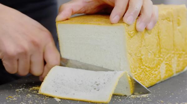 Momentul în care un bucătar prepară cel mai subțire sandviș din lume: Are doar 5,12 milimetri și e făcut din trei ingrediente