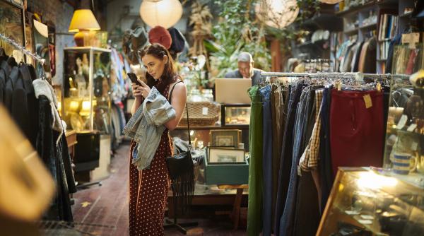 O femeie care a cumpărat dintr-un magazin second-hand o geantă a aflat acasă că aceasta valora 4.500 de dolari