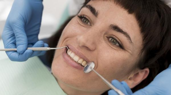 Prețul unui implant dentar vs costul problemelor care apar dacă nu îl faci la timp