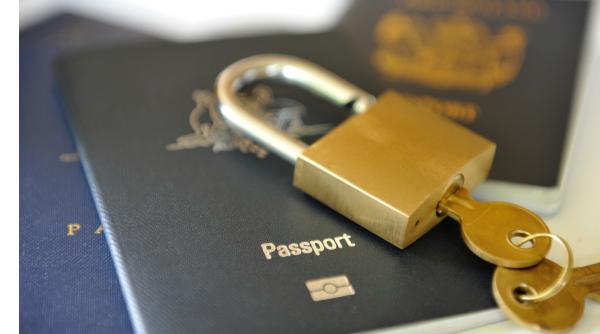 un australian a murit in bali dupa ce a facut apendicita iar consulatul a refuzat sa i emita pasaport pentru transfer medical