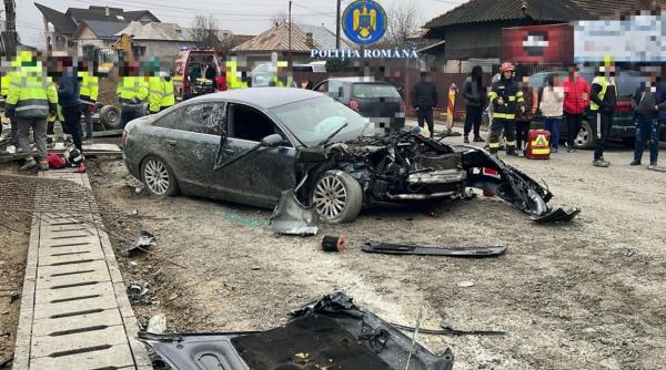 Un tânăr şofer, cu permisul anulat, nu a oprit la semnalul polițiștilor, apoi a lovit un excavator, o semiremorcă şi a rănit un nepalez