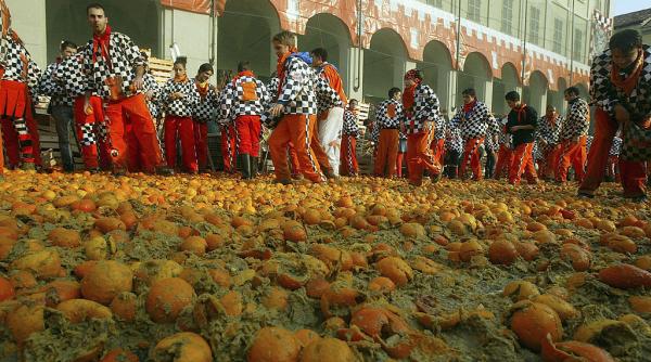 video 138 de persoane au fost ranite in timpul bataliei portocalelor de la ivrea