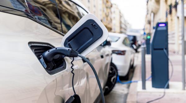 Anchetă la RAR după ce un vehicul electric a luat foc în București și o femeie a murit. Mașinile au fost retrase de la vânzare