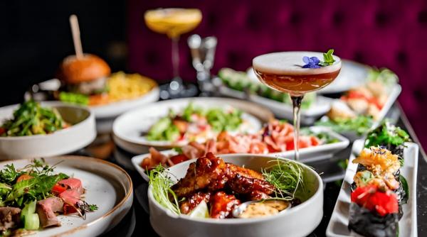 Au mâncat regește și au fugit fără să plătească. Ce au făcut cei 5 bărbați după ce poliția a publicat imaginile cu ei la restaurant