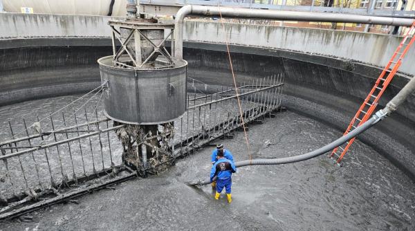 brasovenii au asediat si blocat statia de epurare a orasului cu servetele umede apel la locuitori nu mai aruncati in toaleta