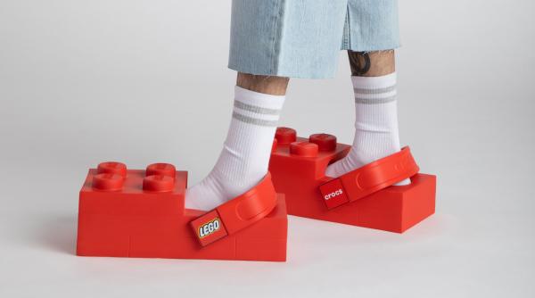 Crocs și Lego au lansat saboții în formă de cărămidă, la 230€. Rich i-a testat o zi în oraș, sala de sport și club și a spus cum a fost