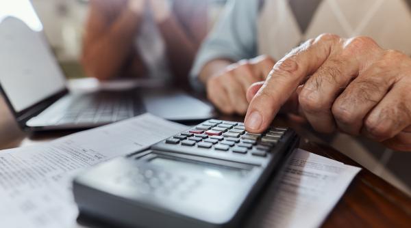 iancu guda dupa ce statul a indatorat fiecare roman cu aproape 12 000 de euro dupa 2030 creste riscul majorarii varstei de pensionare