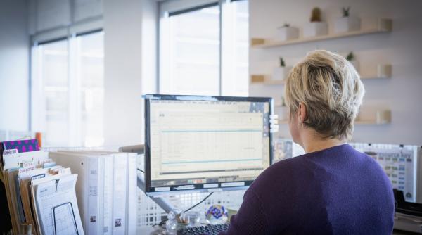 o femeie care astepta de ani o promovare a aflat ca firma i a dat postul unei tinere de 25 de ani apoi i s a spus sa o instruiasca