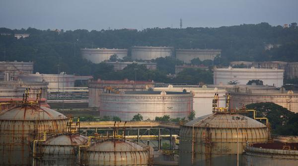 Rusia a strâns atât de mult petrol, încât nu mai are unde să-l depoziteze. Restricţiile la export afectează bugetul Kremlinului