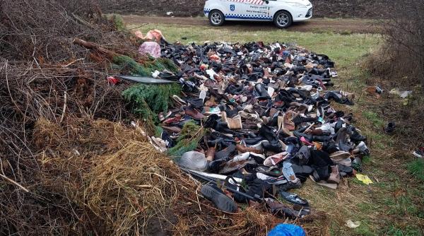 un barbat a aruncat langa un cimitir din tg mures un munte de pantofi uzati politia l a amendat cu 45000 lei si l a pus sa faca curat