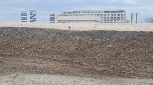 Un fragment metalic care ar proveni de la o dronă a fost găsit, marţi, pe plajă, în staţiunea Mamaia