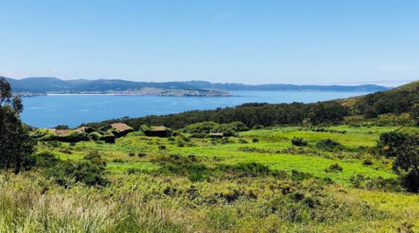 un sat din spania cu vedere la mare este scos la vanzare la pretul unui apartament cu doua camere in pipera