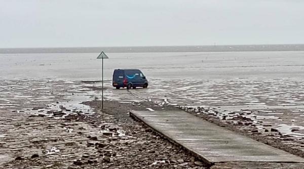 un sofer a ajuns cu masina in mare urmarind indicatiile gps pentru a livra un colet