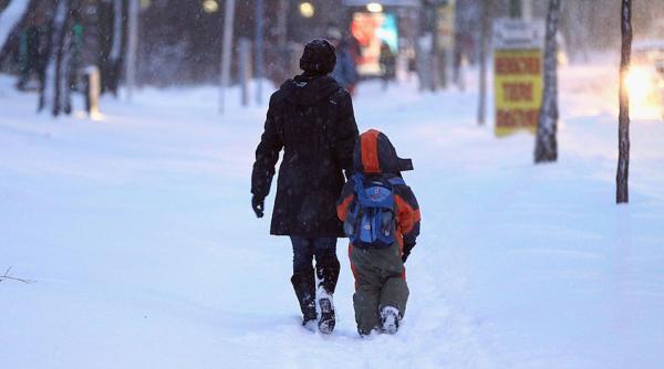 cursurile se suspenda in scoli din mai multe zone din cauza ninsorii si viscolului unde raman elevii acasa miercuri