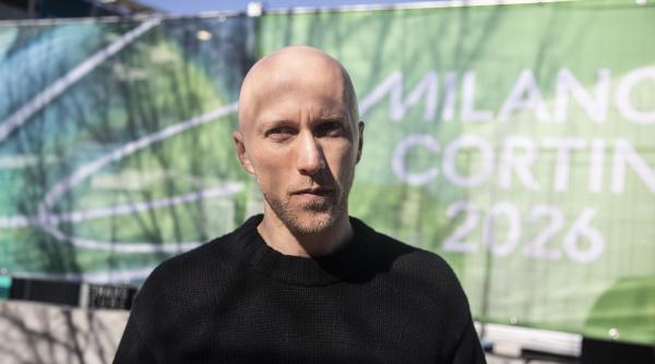 francezul viral de la jo 2026 antreneaza 16 sportivi din 13 tari si schimba geaca de fiecare data cand unul din ei intra in concurs