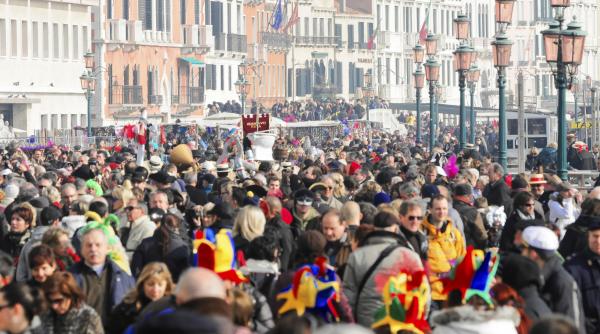 Niște hoți românii au fost prinși la Carnavalul de la Veneția de carabinierii costumaţi în piraţi şi supereroi