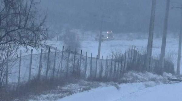 o femeie din iasi a nascut acasa ambulanta care venise dupa ea a derapat la iesirea din sat din cauza zapezii