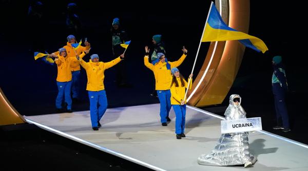O rusoaică a purtat pancarta echipei Ucrainei la ceremonia de deschidere a Jocurilor Olimpice de iarnă