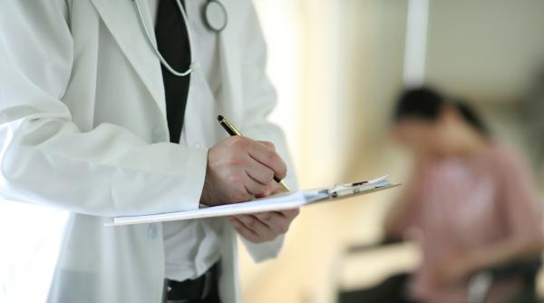  Patru cadre medicale din Craiova sunt acuzate că au decontat fictiv peste 700 de şedinţe pentru tratamentul litiazei renale