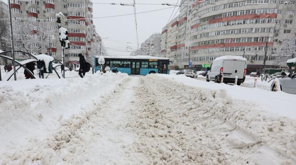Regulile Bucureştiului pentru deszăpezire: Ce e considerat „urgență” și cum trebuie să intervină operatorii de salubrizare după ninsori