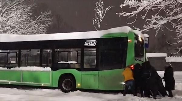 Scene incredibile în nordul Capitalei: Călătorii au împins un autobuz care a rămas blocat în zăpadă