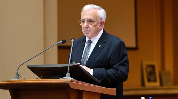 Șeful BNR anunță că „există pericolul crizei în industrii cheie”. Mugur Isărescu: „Urmează două luni grele pentru economie”