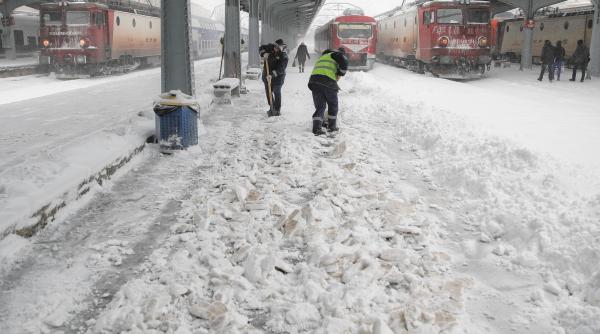 Toate trenurile care trebuie să ajungă în Gara de Nord au întârzieri între 40 și 280 de minute. Lista cu rutele suspendate