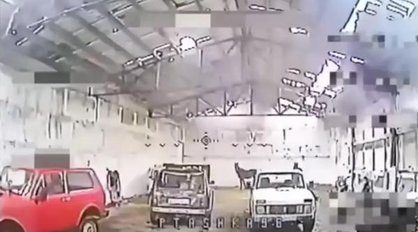 un pilot de drona ucrainean a descoperit un depozit rusesc ascuns plin cu cai si masini vechi nu ne asteptam sa vedem asta