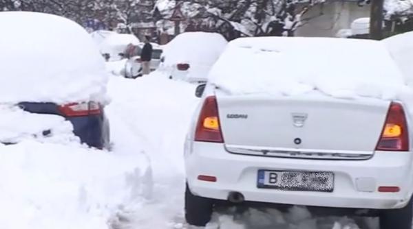 Un șofer a rămas blocat în zăpadă de la 3 dimineața pe o stradă din București. A pus mașina pe avarii, a încuiat-o și a plecat acasă