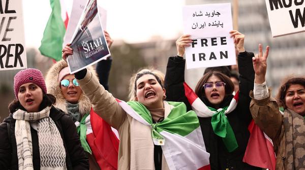 casa alba spune ca ar fi intelept ca iranul sa incheie un acord in timp ce sua isi intensifica prezenta militara